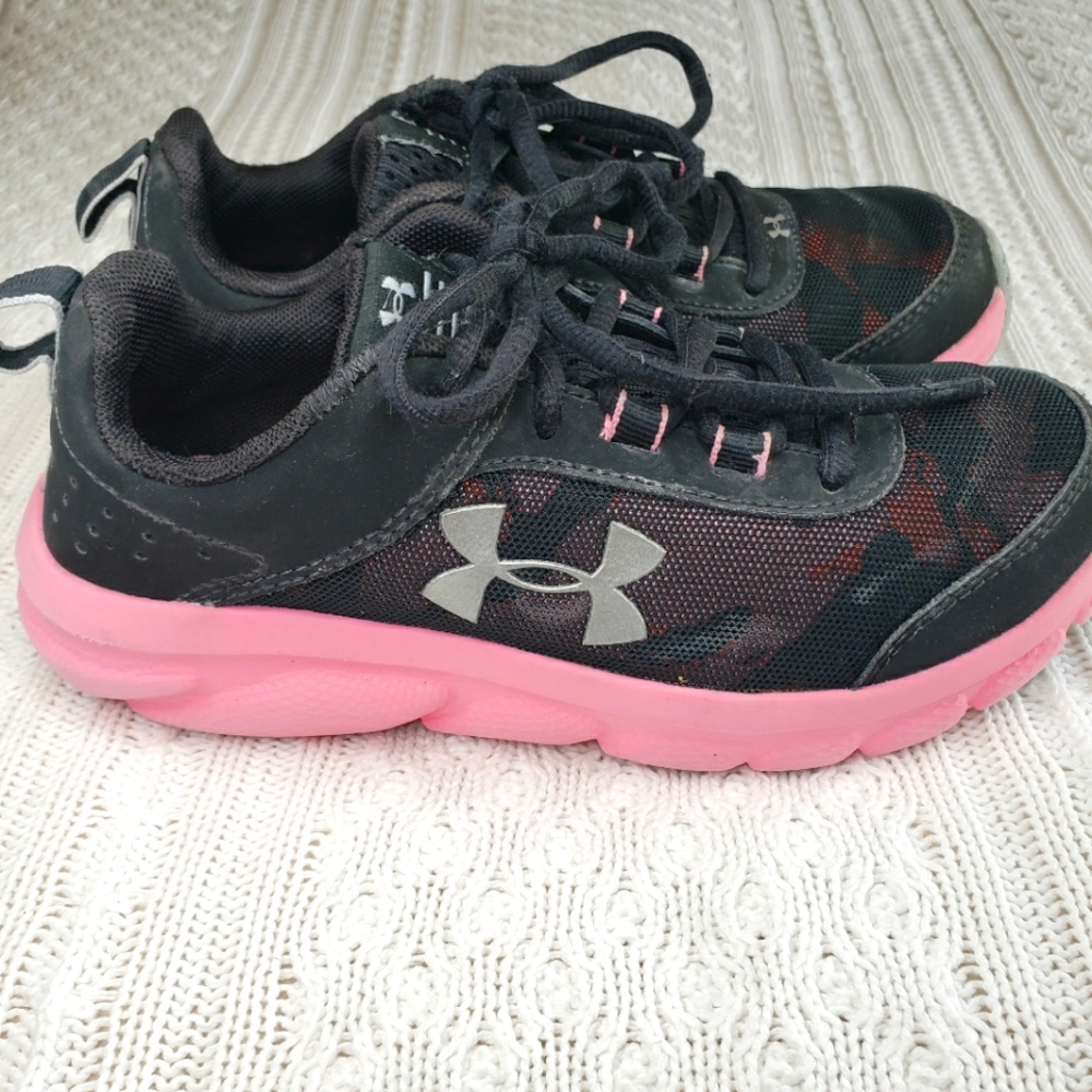 Under Armour Girls Size 3.5 Black Bubble Gum Pink Running Shoes Sneakers